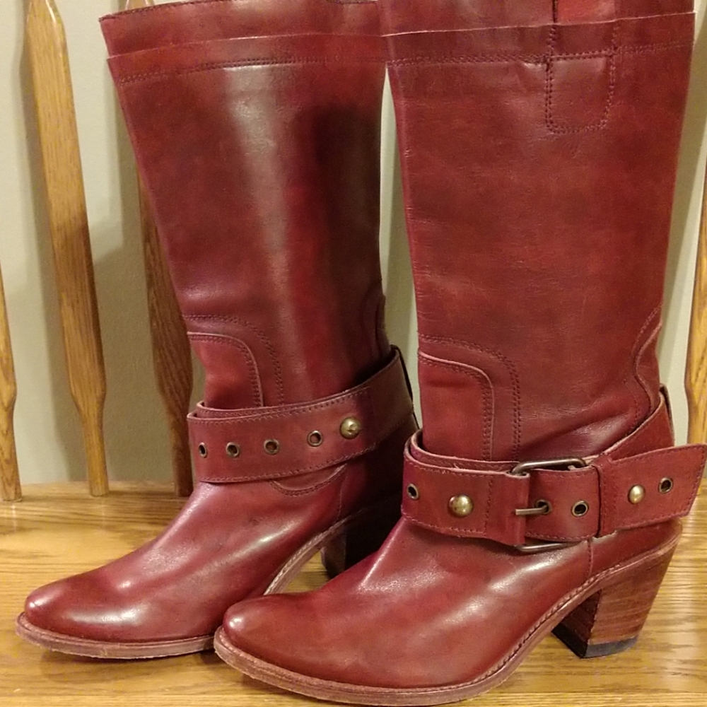 Frye Sandra Belted Boot - Cherry